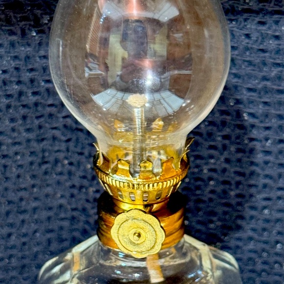 Elegant Clear Glass Oil Lamp Figurine - Picture 3 of 8